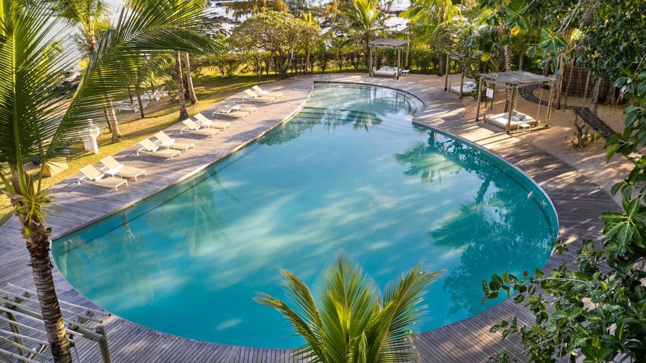 Lux* Grand Gaube Resort & Villas Esterno foto Swimming pool at the resort