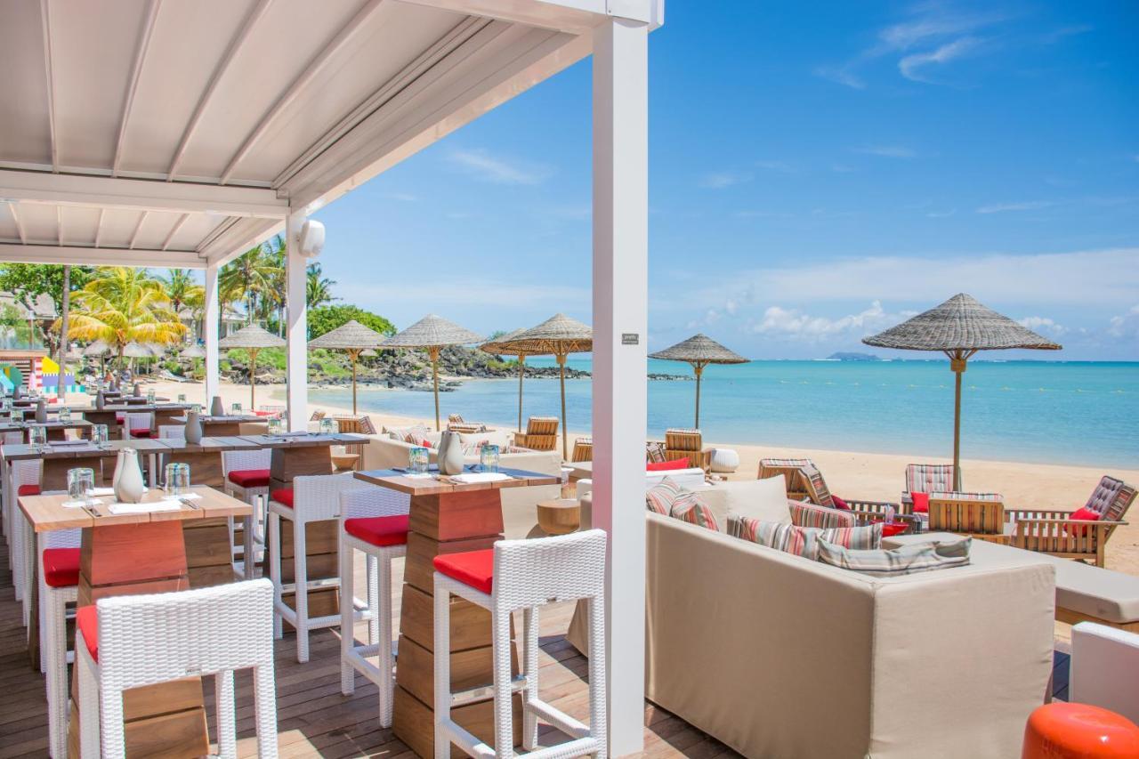 Lux* Grand Gaube Resort & Villas Esterno foto Beachfront dining at the resort