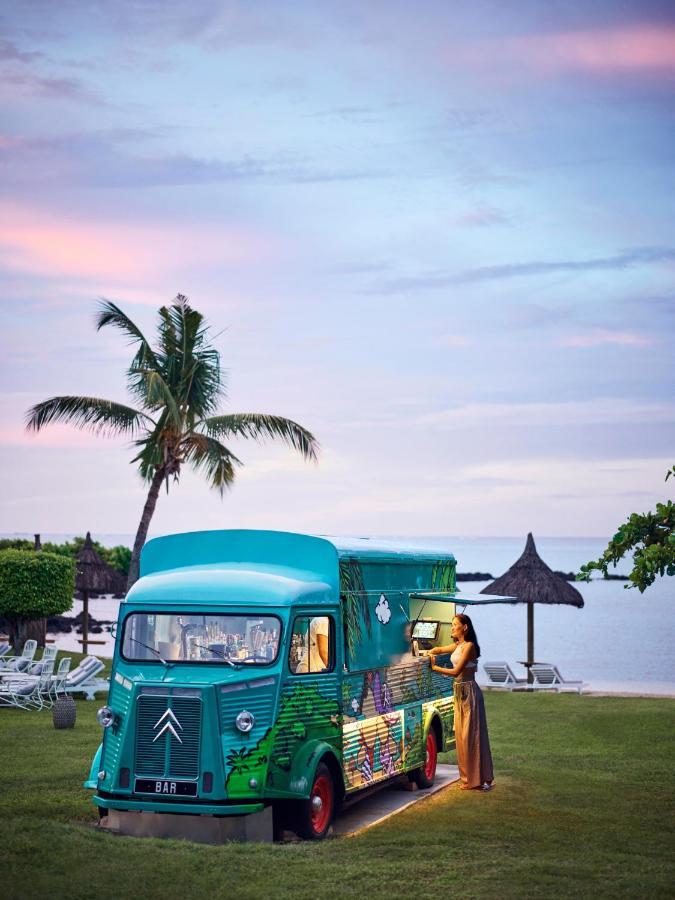 Lux* Grand Gaube Resort & Villas Esterno foto A food truck in Bali, Indonesia