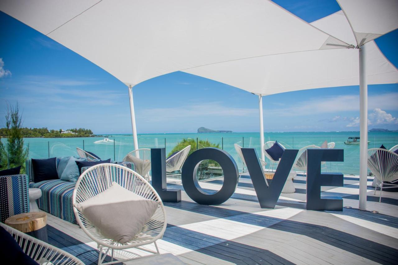 Lux* Grand Gaube Resort & Villas Esterno foto The rooftop bar at the hotel
