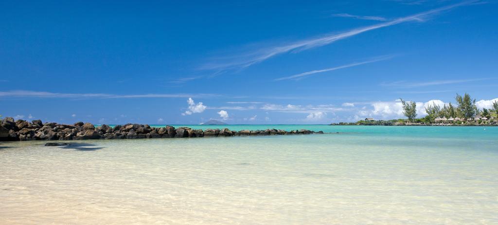 Lux* Grand Gaube Resort & Villas Esterno foto View of the beach