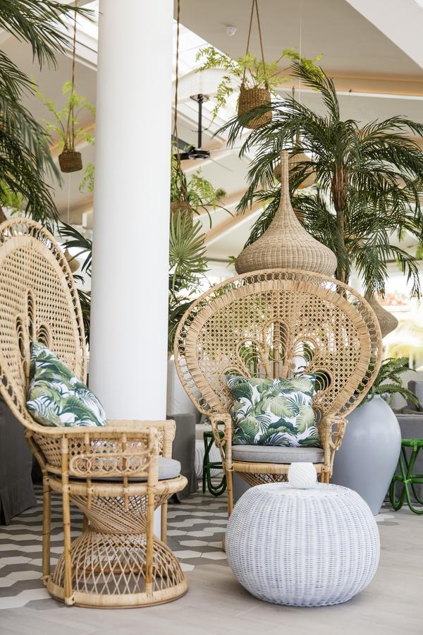 Lux* Grand Gaube Resort & Villas Esterno foto A pair of peacock chairs