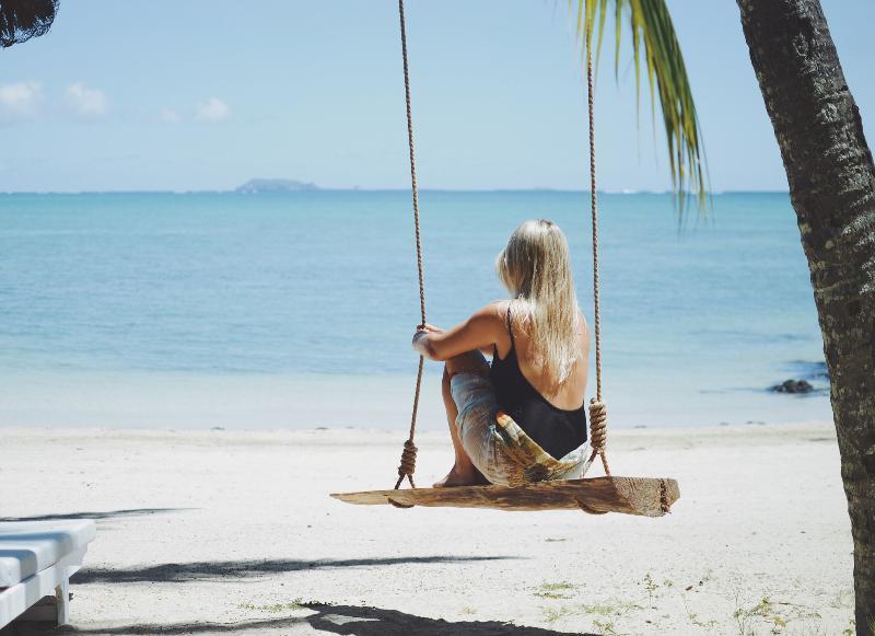 Lux* Grand Gaube Resort & Villas Esterno foto A woman on a swing