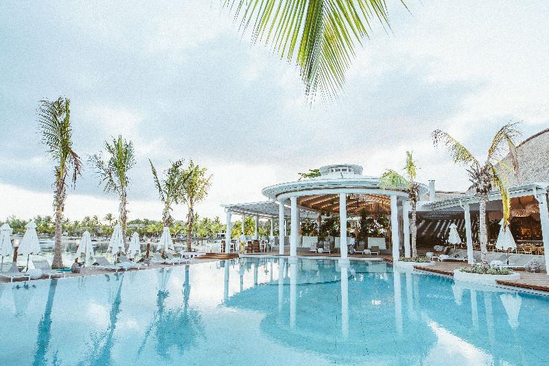 Lux* Grand Gaube Resort & Villas Esterno foto The swimming pool at the resort