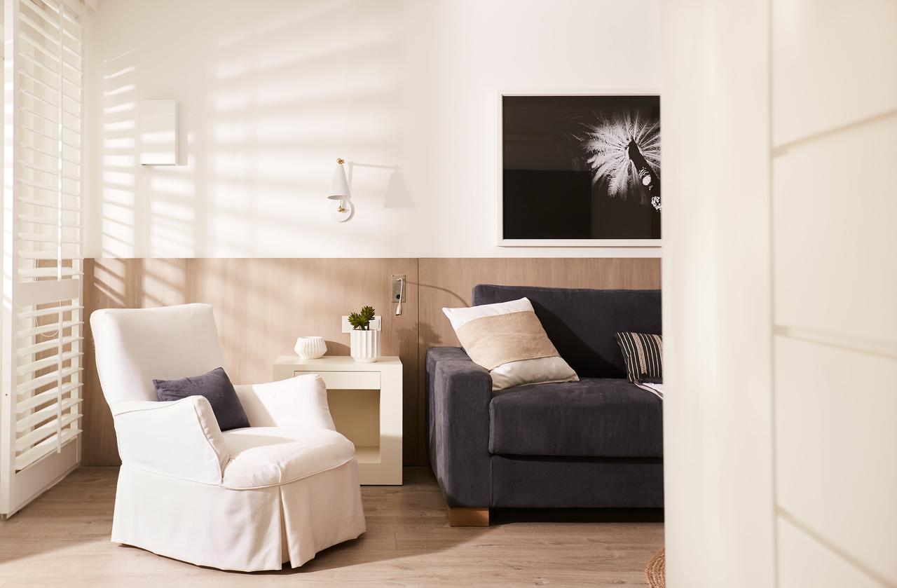 Lux* Grand Gaube Resort & Villas Esterno foto A living room with a white armchair and a blue sofa