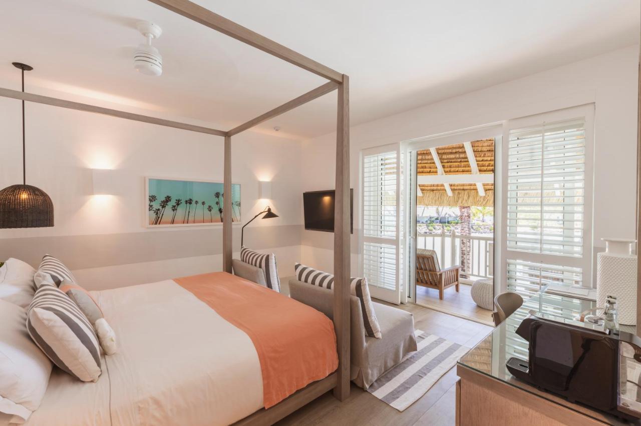 Lux* Grand Gaube Resort & Villas Esterno foto A bedroom at the Shore Club